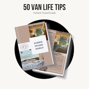Może przedstawiać: Cyfrowe pobranie zatytułowane "50 Van Life Tips" z podtytułem "Natychmiastowe pobieranie". Okładka zawiera zdjęcie wnętrza vana i tekst "50 Essential Tips & Hacks For Van Life". Wewnątrz znajdują się porady dotyczące życia w vanie.