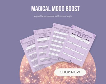 Puede incluir: Un planificador de impulso de humor mágico de 30 días imprimible en morado y blanco con un planificador semanal y espacio para notas. El texto "30 DAY 30-Day Magical Mood Booster" está en la parte superior del planificador. El texto "Weekly Planner - Your Notes" está debajo del título. El planificador está sobre un fondo de una imagen borrosa de un árbol con luces.