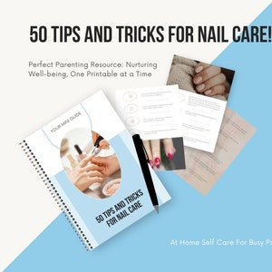 Könnte beinhalten: Ein blauer und weißer druckbarer Leitfaden mit dem Titel "50 Tipps und Tricks für die Nagelpflege!" mit dem Text "Ihr Mini-Guide" und einem Foto einer Hand, die eine Maniküre erhält. Der Text "Perfekte Elternressource: Förderung des Wohlbefindens, ein Druckbares nach dem anderen" befindet sich oben auf der Seite. Der Text "Selbstpflege zu Hause für vielbeschäftigte Eltern!" befindet sich unten auf der Seite.