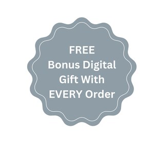 K&ouml;nnte beinhalten: Ein graues, kreisf&ouml;rmiges Abzeichen mit gewelltem Rand und dem wei&szlig;en Text: FREE Bonus Digital Gift With EVERY Order. Das Design ist schlicht und zentriert, mit einer d&uuml;nnen wei&szlig;en Linie, die dem wellenf&ouml;rmigen Rand der Form auf einfarbigem Grund folgt.