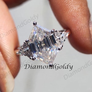 Vintage Style Art Deco Long Hexagon Cut Moissanite Engagement Ring 14K Yellow Gold Antique Jewelry Floral Cluster Diamond Ring for women