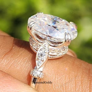 Vintage 2CT Oval Old Mine Cut Moissanite Engagement Ring Vintage Wedding Ring 18K Solid Gold Ring Claw Prongs Antique Ring for Women