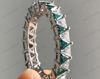 Anillo de compromiso de boda de cóctel con moissanita de corte triangular en oro blanco macizo de 14 quilates.