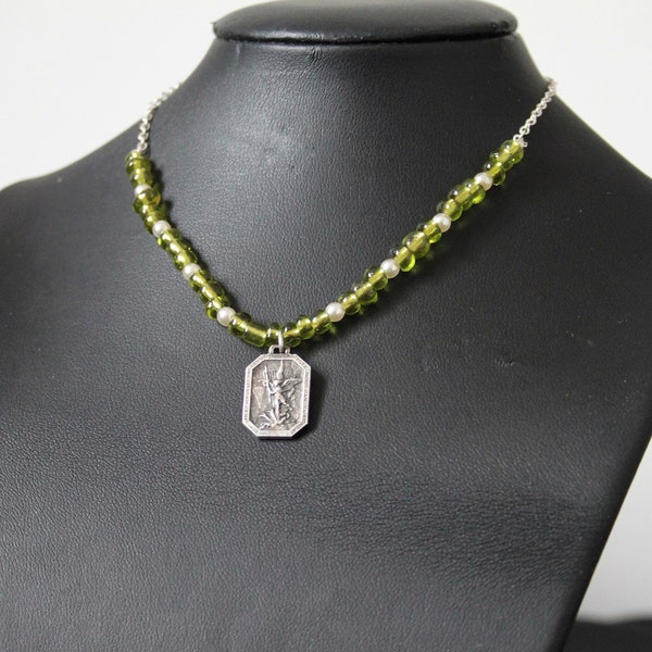 Collier ras-de-cou argenté, médaille upcyclée St Michel, perles olives