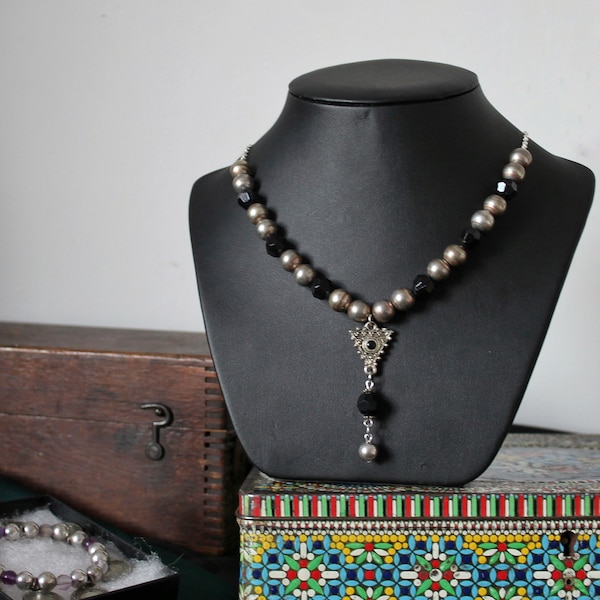 Collier upcyclé, breloque orientale, perles métalliques