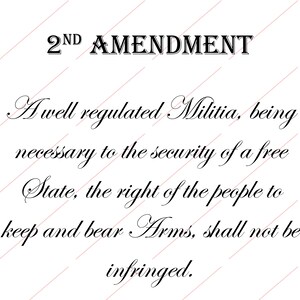 Könnte beinhalten: Schwarzer Text auf weißem Hintergrund. Der Text lautet "2ND AMENDMENT" über einem Zitat aus dem zweiten Zusatzartikel der Verfassung der Vereinigten Staaten.