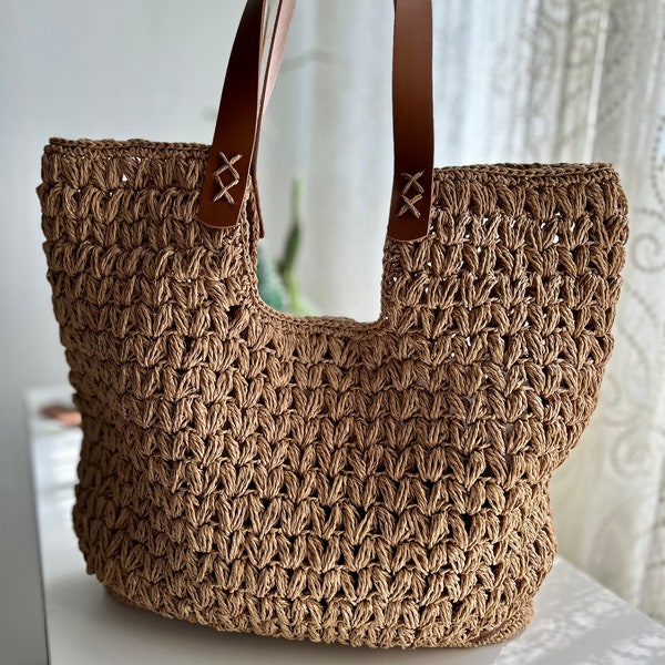 Bolso Grande Hecho a Mano de Rafia Natural. Verano y diario, Asa de bolso de piel y cierre de presión.