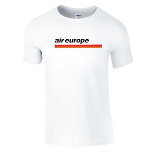 Op de afbeelding: Wit T-shirt met een zwarte en rode afbeelding met de tekst "air europe" in retro-stijl.