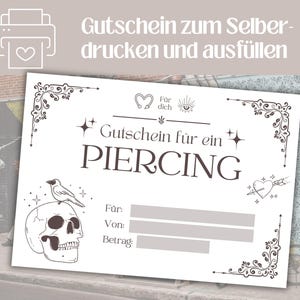 以下が含まれることがあります： ピアス用の印刷可能なギフト券。鳥のいる骸骨、矢の刺さったハート、装飾的な装飾が特徴です。「For」、「From」、「Amount」のフィールドが含まれています。「Gutschein für ein PIERCING」のテキストが目立っています。