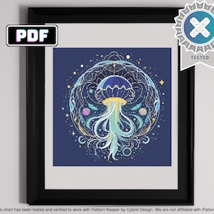 Könnte beinhalten: Ein Kreuzstichmuster mit einer blauen Qualle mit einem weißen und blauen Design, umgeben von einem Kreis aus Sternen und Planeten auf einem dunkelblauen Hintergrund.