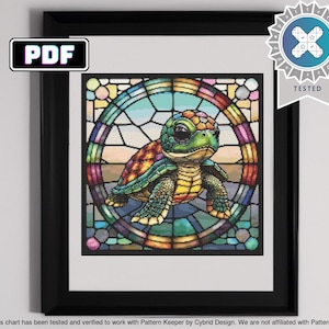 Może przedstawiać: Kolorowy wzór witrażu przedstawiający żółwia z tęczowym pancerzem i zieloną głową. Żółw jest otoczony okrągłym wzorem witrażu na niebieskim tle.
