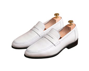 Handgemaakte witte instappers van echt leer, geschikt voor op kantoor of als formele loafers voor mannen.