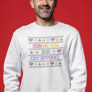 Ziehen wir jetzt unser Gay Apparel Ugly Sweater Sweatshirt an | Festliches LGBTQ Christmas Heavy Blend™ Rundhals-Sweatshirt für Männer und Frauen