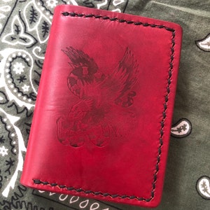 Cartera plegable de cuero ROJA con ventana para identificación - Cuero flor de 140-170 g - Logotipo de la marca