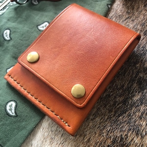 Cartera de cuero con broches de latón - Color tostado británico - Plegable - Cosida a mano - Teñida a mano