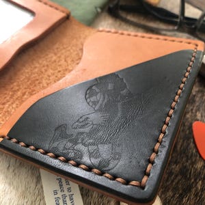 Cartera plegable de cuero con ventana para identificación. Interior negro.