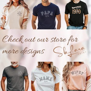 K&ouml;nnte beinhalten: Sechs verschiedene T-Shirts mit unterschiedlichen Designs und Texten. Die Shirts sind in verschiedenen Farben, darunter Wei&szlig;, Schwarz, Grau, Blau und Rosa. Der Text auf den Shirts lautet "Papa", "Mama", "Wife", "Made in the 70's", "1970" und "OXO".