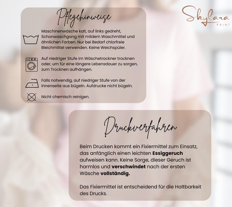 K&ouml;nnte beinhalten: Pflegehinweise und Druckinformationen f&uuml;r ein Produkt. Die Anweisungen umfassen Waschen, Trocknen und B&uuml;geln. Die Druckinformationen erkl&auml;ren, dass beim Druck ein Fixiermittel verwendet wird, das einen leichten Essiggeruch haben kann, der nach dem ersten Waschen verschwindet.