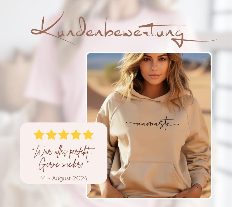 K&ouml;nnte beinhalten: Ein beiger Hoodie mit dem Wort "namaste" in schwarzer Kursivschrift auf der Vorderseite. Der Hoodie wird von einer Person mit langen braunen Haaren modelliert. F&uuml;nf gelbe Sterne sind unter dem Text "War alles perfekt. Gerne wieder!" sowie den Initialen "M", dem Monat "August" und dem Jahr "2024" zu sehen.
