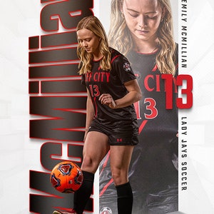 Pode incluir: Uma jogadora de futebol feminino vestindo uma camisa preta com "Cliff City 13" na frente, shorts pretos e meias pretas, est&aacute; a fazer malabarismos com uma bola de futebol. O fundo &eacute; uma parede branca com a palavra "MILLIAN" em letras vermelhas e pretas e o texto "EMILY MCMILLIAN 13 LADY JAYS SOCCER" em preto.