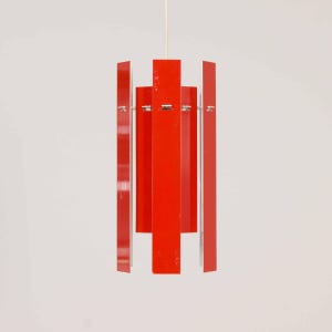 Può includere: Un lampadario a sospensione in metallo rosso con cinque pannelli verticali. I pannelli sono collegati da una cornice in metallo sottile.