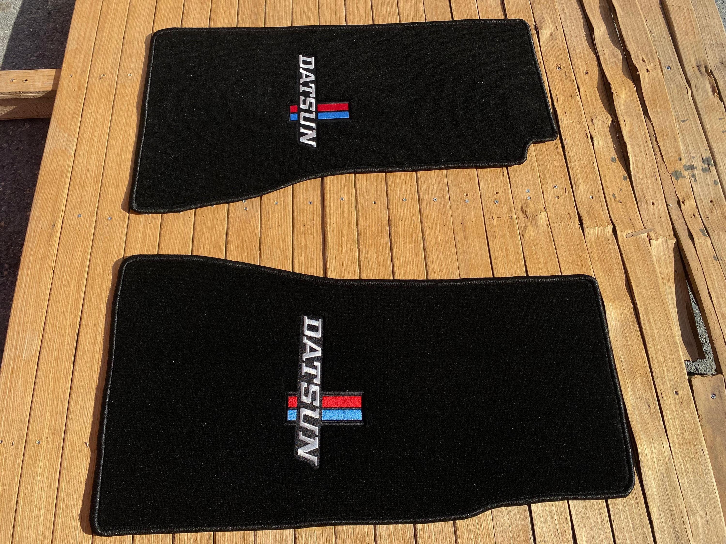 ダットサン ZX フロアマット カーペット ブラック 刺繍ロゴ 2枚セット
