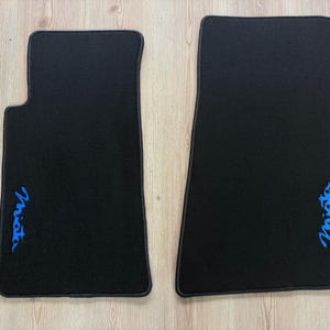 Miata MX5 NB Velour Fußmatten: Schwarz & Blau Stickerei (1998-05)