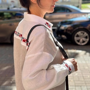 Handgemaakte Vyshyvanka geborduurde linnen blouse – modern etnisch shirt, boho chic, pofmouwen, volksstijl, puur linnen