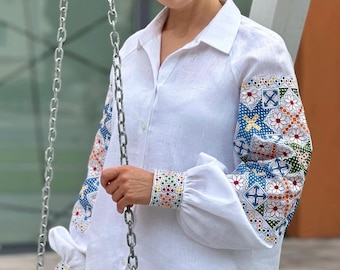 ホワイトのオーバーサイズウクライナ刺繍ブラウス｜花柄刺繍入り
