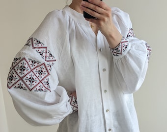 White linen blouse with embroidered ornament. Pure linen top. Puff sleeve. Folk ukrainian vyshyvanka. Boho style feminine vintage  blouse