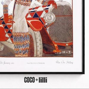 Op de afbeelding: Een ingelijste print in vintage-stijl met een persoon in een wit, oranje en blauw outfit met patronen, leunend tegen een auto met een rood en blauw geometrisch patroon. De tekst luidt Late January 1925, Coco Chanel & Les Freres.