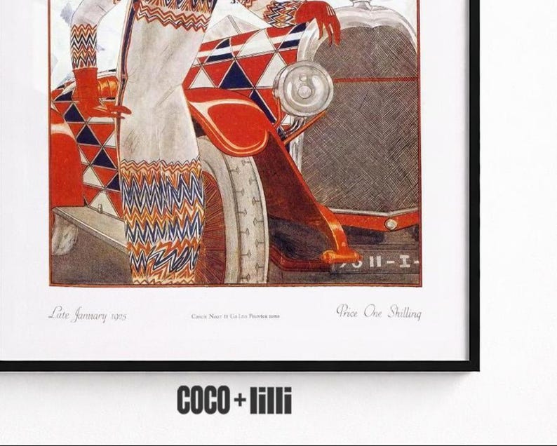 Op de afbeelding: Een ingelijste print in vintage-stijl met een persoon in een wit, oranje en blauw outfit met patronen, leunend tegen een auto met een rood en blauw geometrisch patroon. De tekst luidt Late January 1925, Coco Chanel & Les Freres.