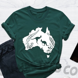 Może przedstawiać: Zielony T-shirt z białym obrysem kontynentu Australii, przedstawiający dwa kangury i liście. Tekst "FOREST" znajduje się w prawym g&oacute;rnym rogu obrazu.
