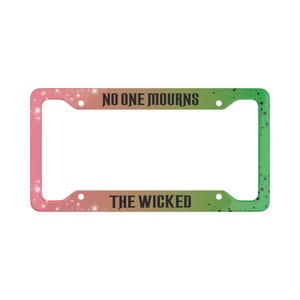 Peut inclure: Un cadre de plaque d'immatriculation vert et rose avec le texte "No One Mourns The Wicked" en noir.