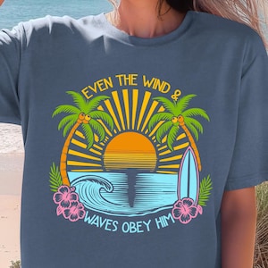 Geschriften Strandscène Zelfs de wind en golven gehoorzamen hem Uniseks kledingstukgeverfd T-shirt