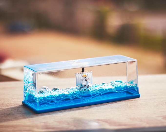 Cadeau Anime One Piece Going Merry Ship in a Bottle | Décoration de bureau Thousand Sunny | Jouet Fidget Pirate pour les amateurs d'anime | Objet de collection unique