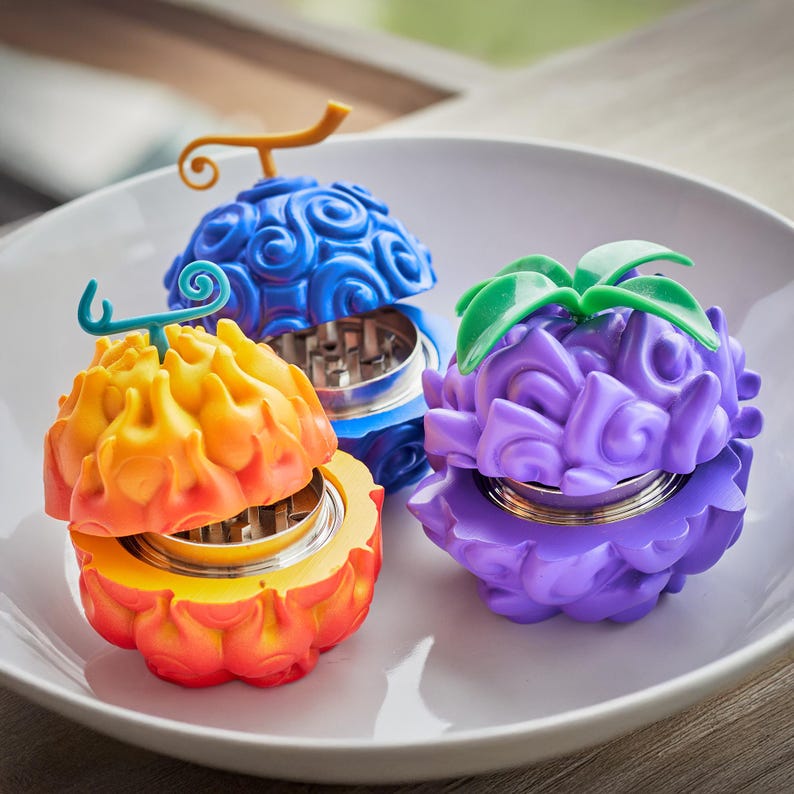 Molinillo de Fruta del Diablo inspirado en One Piece. Grinder de tres piezas, interior metálico y dientes afilados. Diseñado en 3D y pintado a mano. Ideal para triturar hierbas o decorar tu colección otaku. Modelos como Gomu Gomu, Mera Mera o Yami Yami. Regalo único para fans del anime. Envío discreto y seguro. Producto artesanal, no oficial. ¡Haz tu pedido ahora!