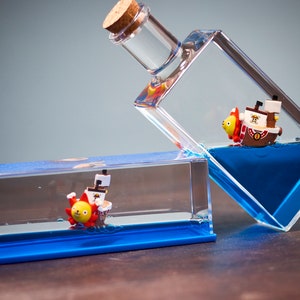Cadeau d'anime One Piece Thousand Sunny Ship dans une bouteille Décoration de bureau Pirate Fidget Toy Cool Cadeau personnalisé