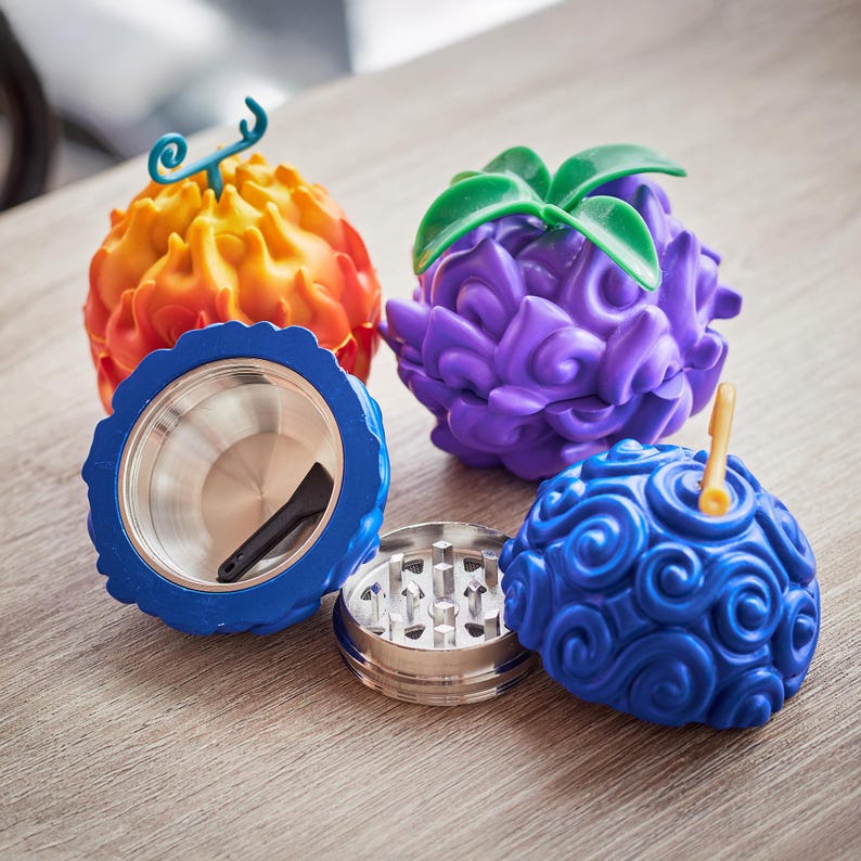 Molinillo con forma de Fruta del Diablo. Diseño de One Piece, hecho en impresión 3D, pintado a mano y con piezas metálicas de alta calidad. Perfecto para triturar hierbas o como decoración para tu colección otaku.