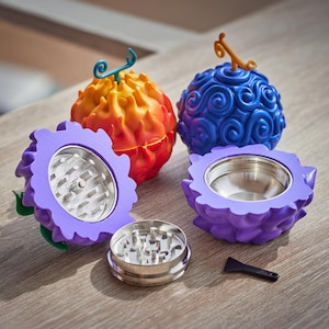Molinillo coleccionable con diseño basado en frutas de One Piece. Hecho en 3D y pintado a mano. Cuchillas metálicas para triturar hierbas. Regalo perfecto para otakus y fans del anime