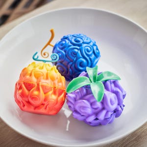 Convierte tu rutina en una aventura con este grinder de Fruta del Diablo. Inspirado en One Piece, es funcional, coleccionable y único. Dientes de metal, pintura a mano y cierre seguro.