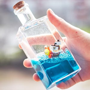 Thousand Sunny Ship in a Bottle – Décoration de bureau Anime One Piece | Jouet Fidget Pirate Cadeau pour les fans d'anime | Objet de collection Otaku unique