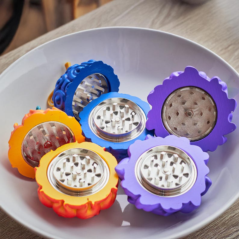 Grinder funcional de tres piezas con diseño de anime. Frutas como la Gomu Gomu o Mera Mera. Pintado a mano, con detalles realistas y cierre con imán. Regalo ideal para coleccionistas y fans de One Piece.