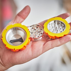 Regalo original para él o para cualquier fan del anime. Grinder de One Piece con diseño de Fruta del Diablo, fabricado en 3 piezas. Funciona con hierbas, especias o como decoración.