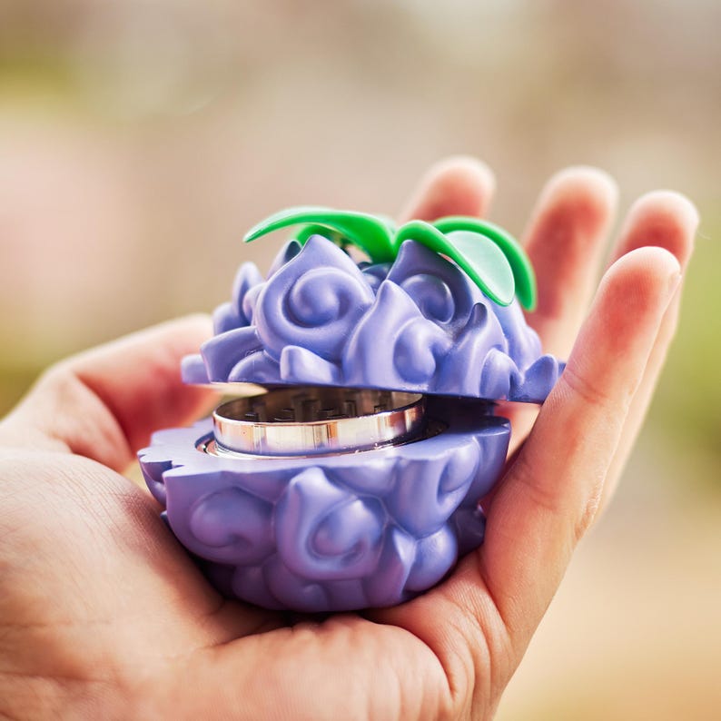 Grinder de hierbas con forma de Fruta del Diablo. Diseño 3D pintado a mano, con materiales resistentes y detalles anime. Ideal para cosplay, regalos o colecciones. Producto fan art.