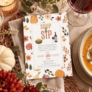 Może przedstawiać: Prostokątne zaproszenie z białym tłem i obramowaniem z akwarelowych dyń, liści i kwiatów. Tekst brzmi SOUP & SIP, BRING A HOMEMADE SOUP TO SHARE FOR A COZY NIGHT OF FOOD, DRINKS & FRIENDS, OCT 20 2026.