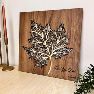 Personalisiertes Geschenk von Tochter oder Sohn zum Vatertag – Individuelle Holzkunst für Papa – Ahornblatt Gravurschild – Einzigartiges Holzandenken