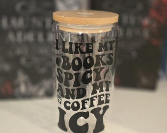 Libros picantes, taza de café helado