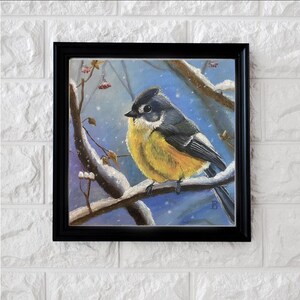 Mésange sur une branche dans une forêt enneigée, petite peinture à l'huile pour décorer votre maison