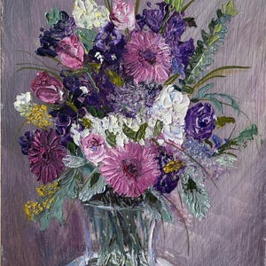 Um buquê de rosas e gérberas em um vaso de vidro sobre uma mesa redonda. Pintura original em empastamento